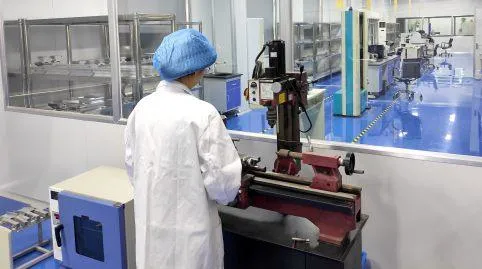 Precisione della lega di alluminio che lavora i prodotti a macchina di CNC per i vassoi della batteria del veicolo elettrico con buon servizio